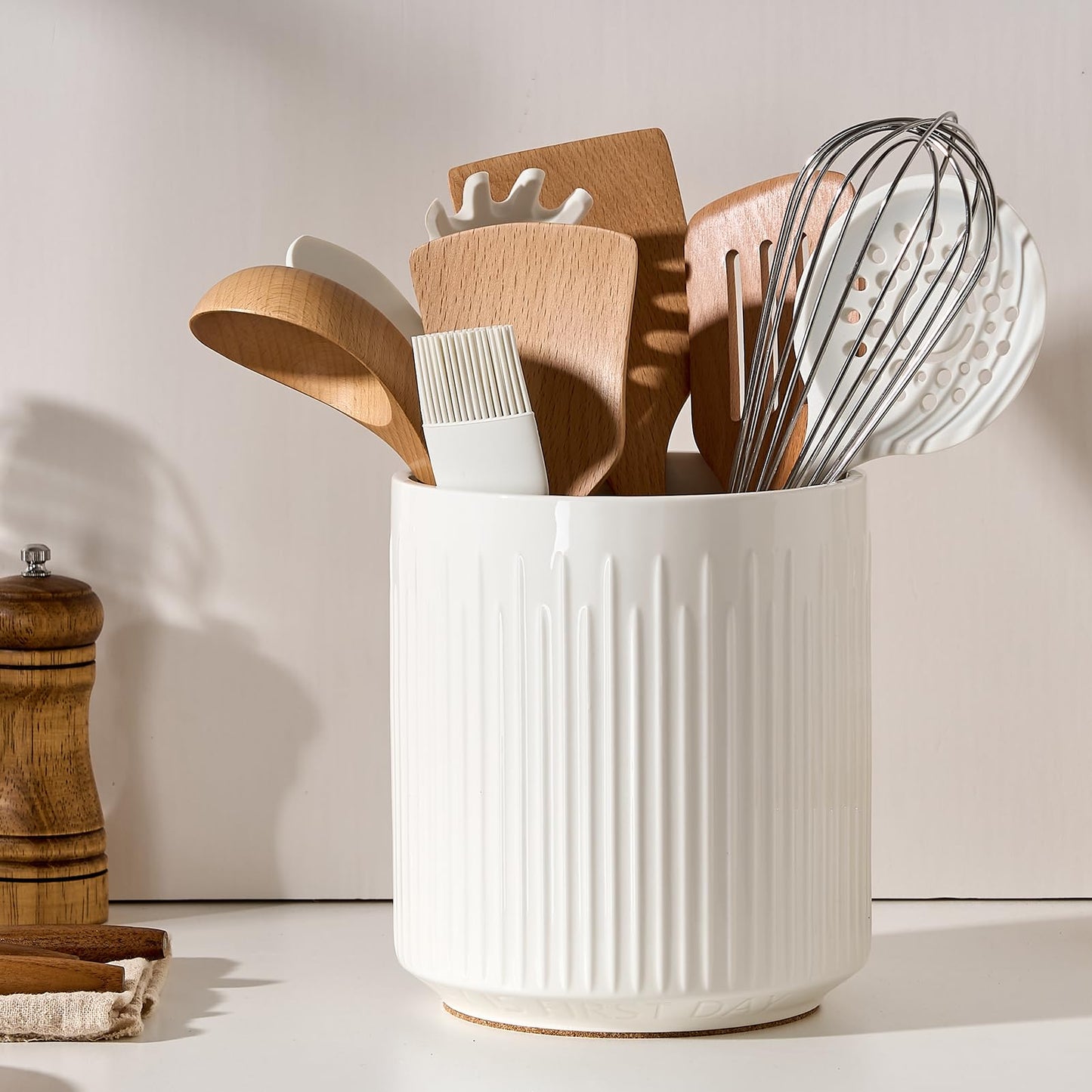 JIEMEI HOME Kitchen Utensil Holder, 7.2" Large Ceramic Stable Utensil Crock for Countertop, Utensil Organizer with Cork Mat, Removable Bamboo Divider for Easy, Kitchen Decor, White & Green