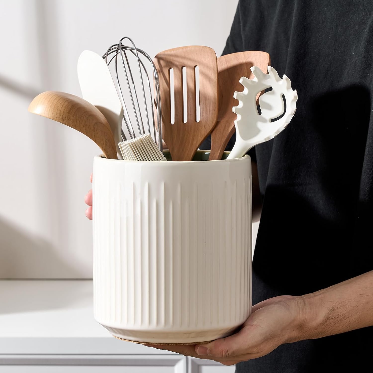 JIEMEI HOME Kitchen Utensil Holder, 7.2" Large Ceramic Stable Utensil Crock for Countertop, Utensil Organizer with Cork Mat, Removable Bamboo Divider for Easy, Kitchen Decor, White & Green